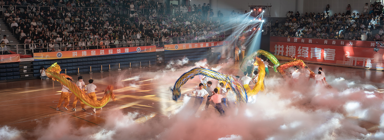 已成惯例，阿根廷足协主席赛前晒与梅西、德保罗合照