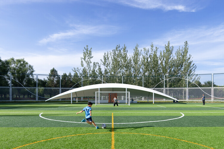 曼联陷入困境，阿莫林嘲笑梅努问题引发球迷怒火