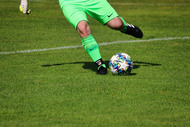 英国男子跪在马拉松终点向参加长跑的女友求婚 网友炸锅：你真自私！.